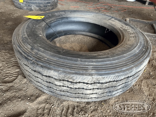 (1) 285/75R24.5 tire